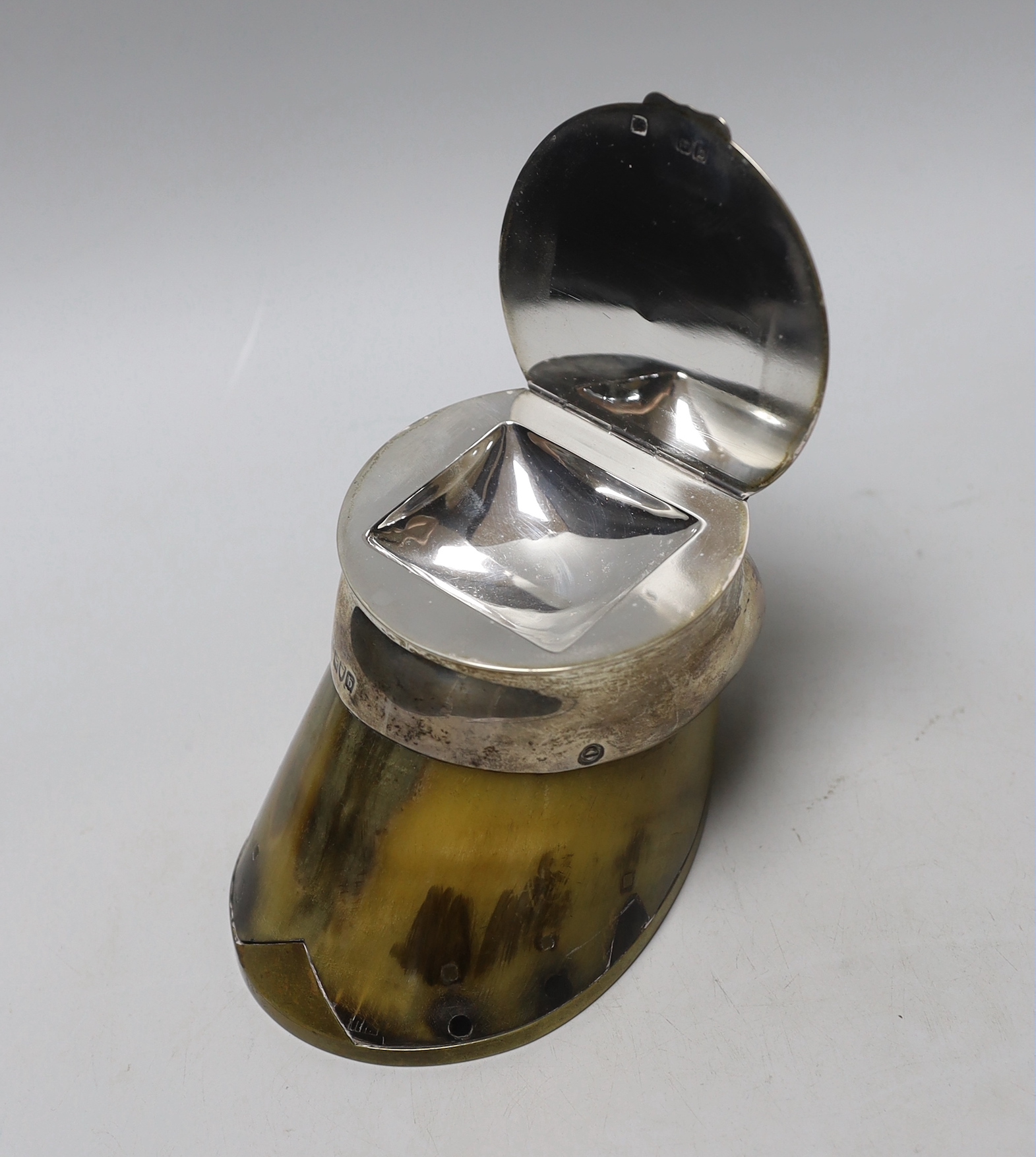 A late Victorian silver and brass mounted horse's hoof inkwell, engraved 'Souvenir of Old Piedbald', London, 1897, height 87mm.